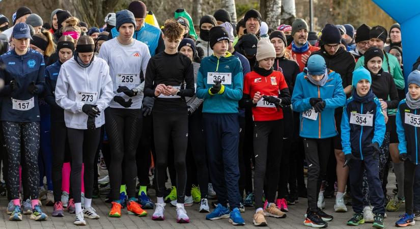 Banánok, Disco-mikulás és görög istennők – TOP 5 jelmez a tatai szilveszteri futáson  Fotók