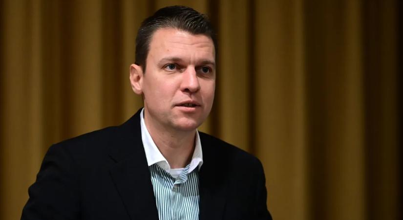 Menczer kérdez, az ellenzék hallgat – klasszikus