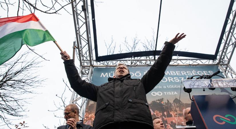 Magyar Péter a Facebookon kommentelt: nagyon nem örül annak, hogy Bajnai Gordon interjút adott a HVG-nek