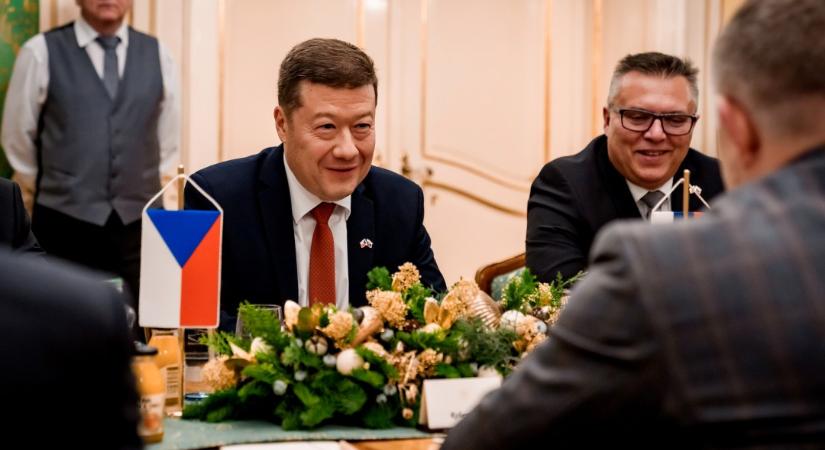 Botrány Csehországban: Okamura leváltását követeli az ellenzék. Ukrajna tajtékzik