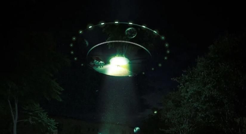 Teljesen ledöbbent a sofőr: rejtélyes UFO bukkant fel az égen