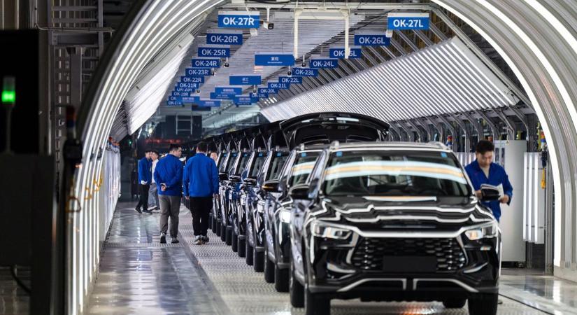 A szemünk láttára omlik össze a Tesla: Elon Musk cége olyan vereséget szenvedett, amelyből nehéz lesz felállni – a BYD jelenleg mindent visz