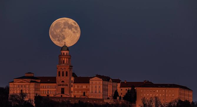 A Jupiter társaságában ragyog le ránk a 2026-os év első teliholdja