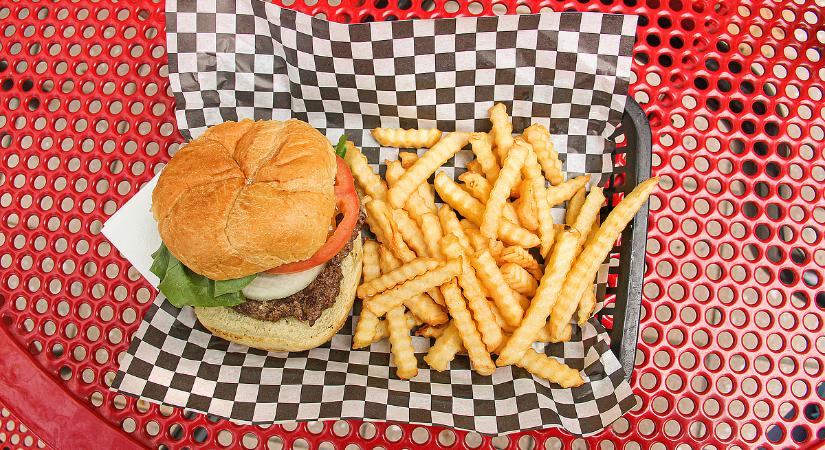 Itt a válasz a kínzó gyorséttermi kérdésre: melyik fogással jár jobban szervezetünk?