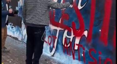 Antiszemita falfirkákat átfestő izraeli művészekre támadtak Barcelonában