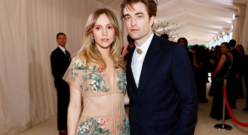 Robert Pattinson felesége stílusos lázadó a luxus világában: ezek voltak Suki eddigi legjobb és legemlékezetesebb szettjei
