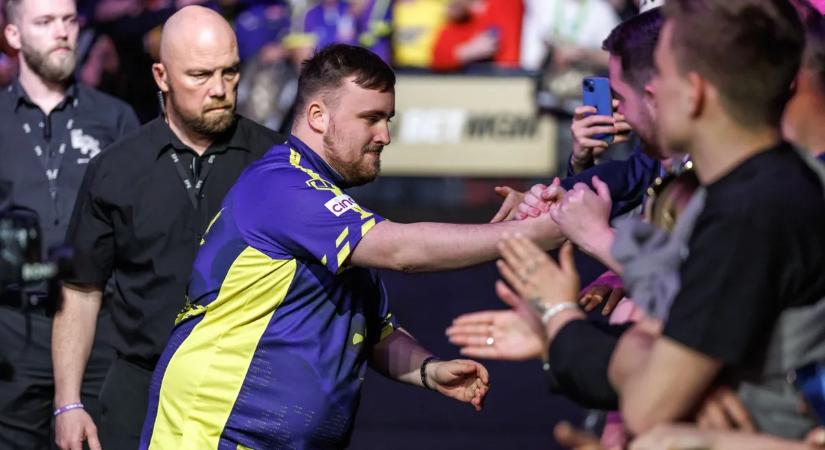 A darts tinédzser világsztárja ismét lecsapott