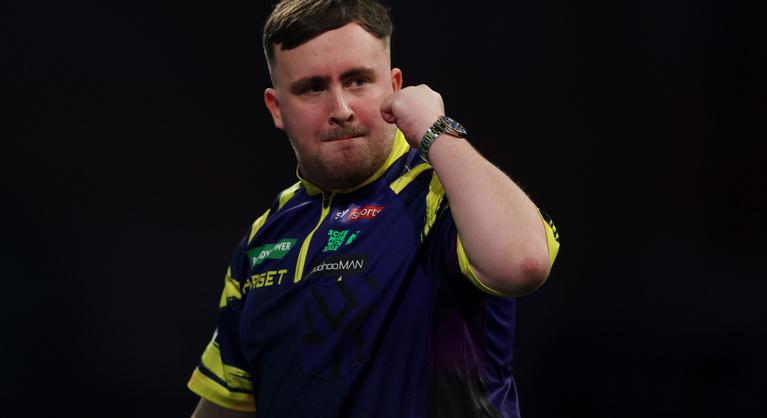 Megállíthatatlan Luke Littler, sorozatban harmadik döntőjére készülhet a darts 18 éves üstököse