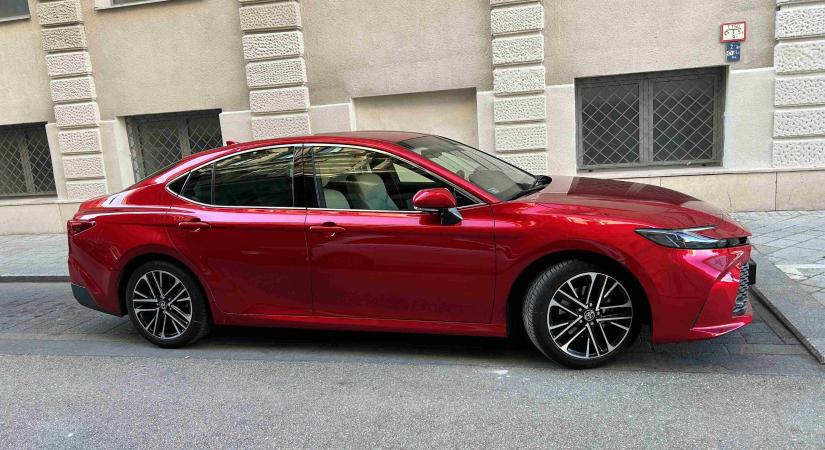 A csendes presztízsautó: Toyota Camry 2,5 Hybrid Executive teszt