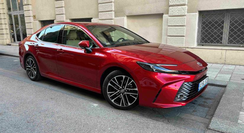 Minőségben igényes, fogyasztásban igénytelen: Toyota Camry 2,5 Hybrid Executive teszt