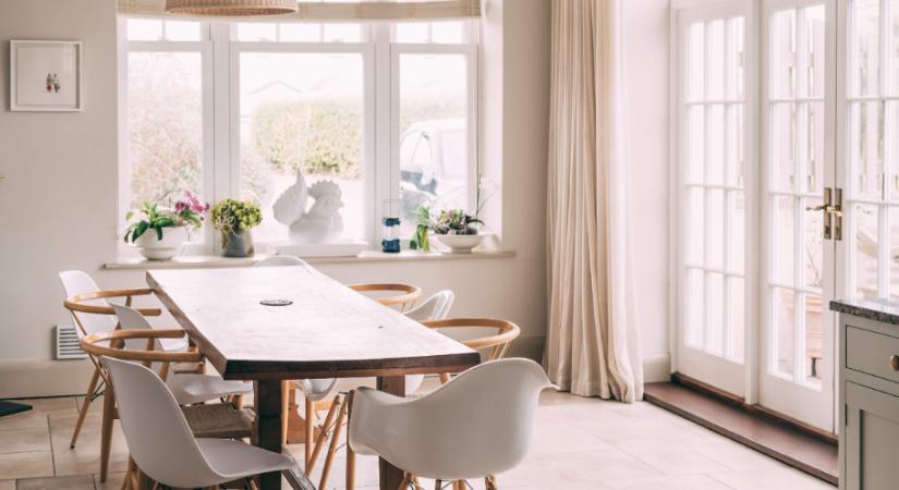 A lakberendezők szerint ez az 5 dolog azonnal elrontja az ebédlő hangulatát