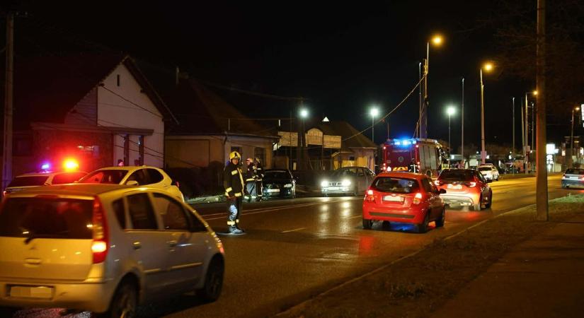 Villanyoszlopot döntött ki egy autó Egerben