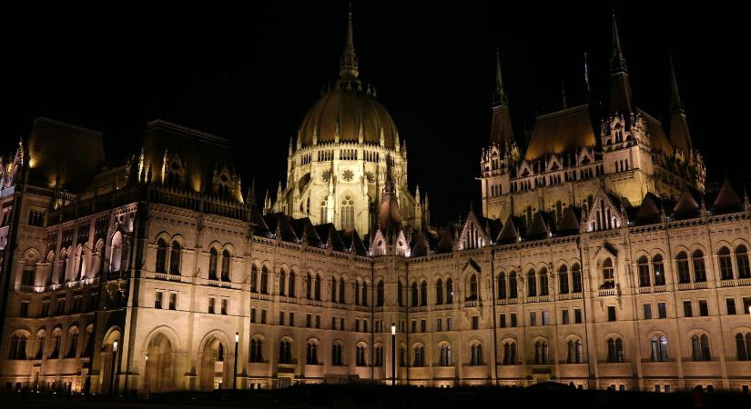 A sötétben videózta a Parlamentet a külföldi, majd hirtelen olyan történt, amitől teljesen ledöbbent
