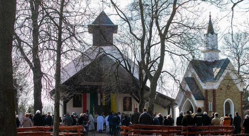 Egy gombnyomásra a csoda: szent helyek titkai költöznek a zsebünkbe