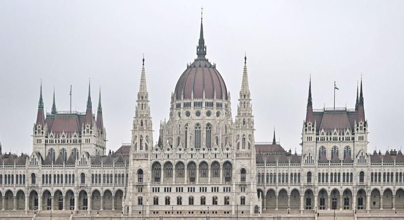 Sokkolja az ábra Magyarország rosszakaróit; előhúzták a baloldal megszorítóbajnokát; tragédia rázta meg a sztárvilágot