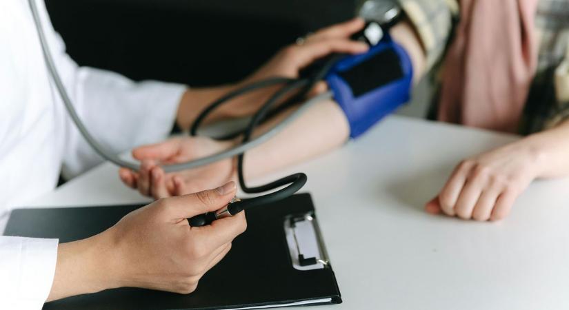 Meglepő, meddig írhat ki táppénzre az orvos 2026-ban – és mennyi pénz jár érte