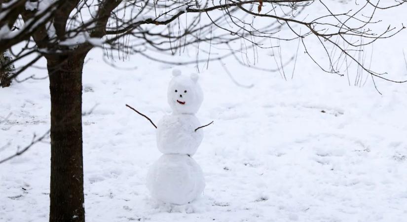 Továbbra sem enyhül a havazás: az időjárás előrejelzés szerint akár több centiméter hó is eshet