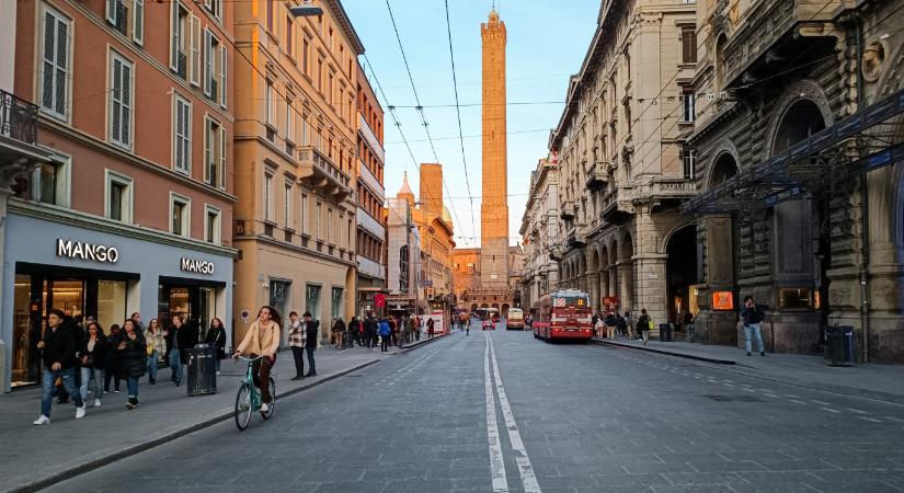 Kötelező úti cél: a Vörös Város, ahol mindenki újra lázadó fiatalnak érezheti magát