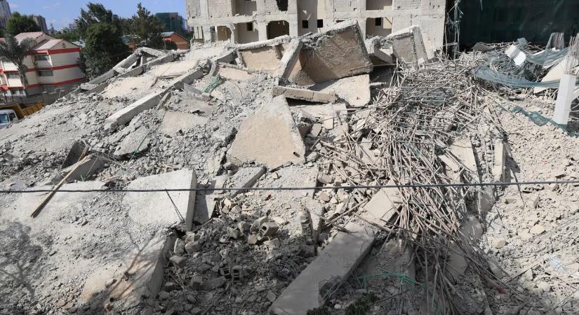 Összeomlott egy épület, a romok alól, telefonon kért segítséget az egyik áldozat