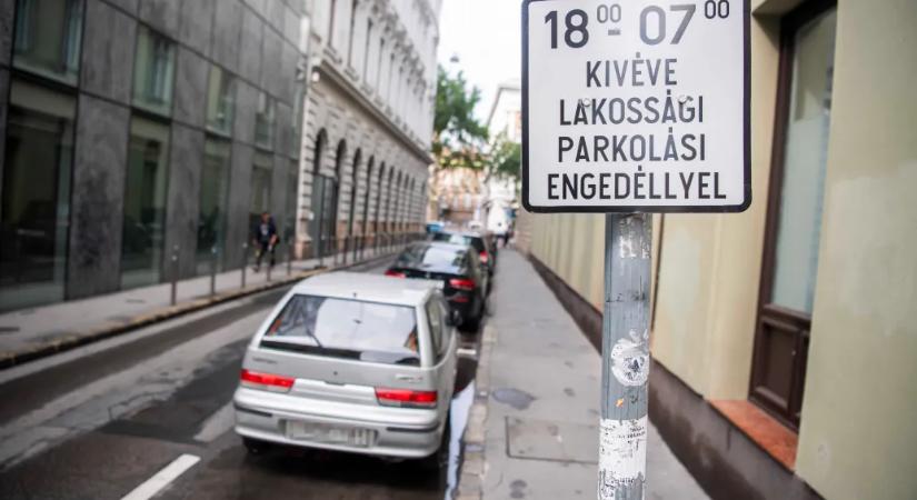 Akár évi 300 ezer forintba is kerülhet egy budapesti háztartásnak, ha két autóra kérnek parkolási engedélyt