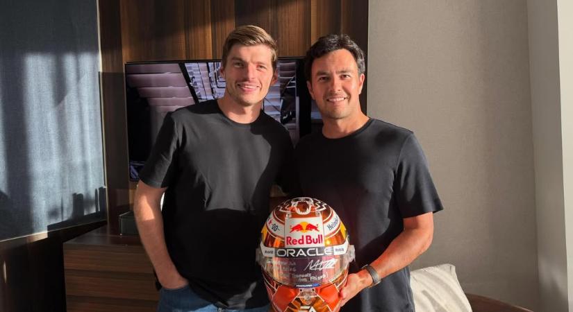 Verstappen különleges ajándékkal lepte meg Perezt – megható üzenet került a sisakra