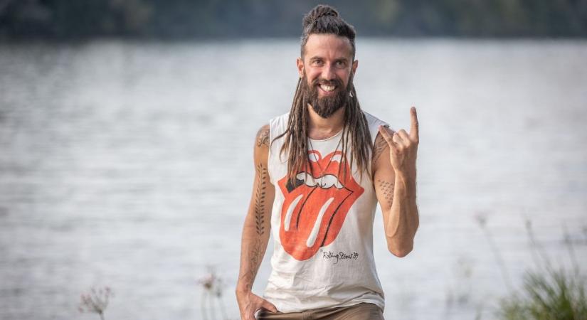 „Teljesen forrónak érzem” – Varga Viktor a 3 fokos Dunából üzent – Videó