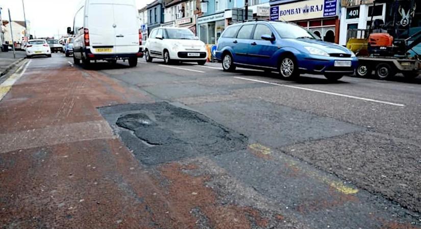 Négy év alatt kétszer több lett a kátyúkár