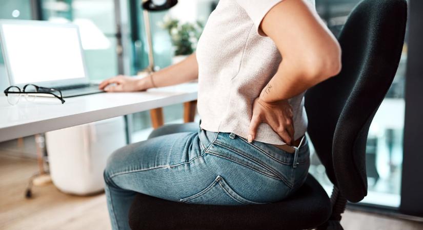 A csodamozgás, amit ülve is végezhetsz – így szabadulj meg a derékfájástól!