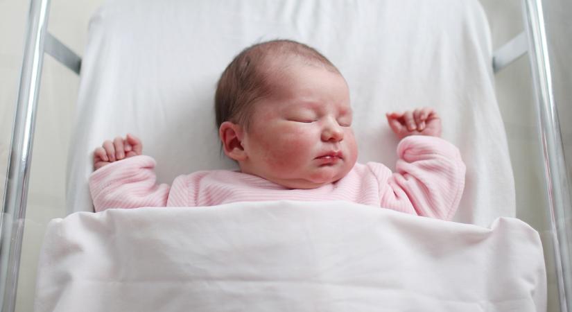 Elválaszthatatlan lett két család, akiknek szilveszterkor összecserélték újszülött lányaikat