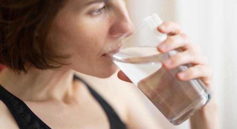 Miért érdemes reggel citromos vizet inni?