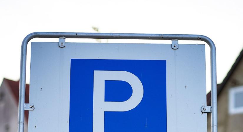 Hétfőtől lehet megvásárolni a parkolóbérleteket a zalai városban - változások is történnek a parkolási rendben
