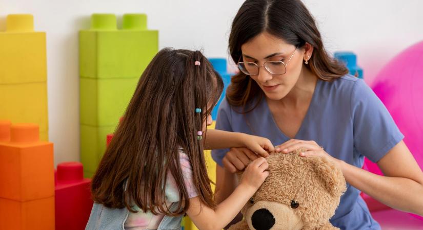 Már dolgozhatnak az első óvodai nevelők, de a felsőfokú végzettségű óvodapedagógusokat nem lehet helyettesíteni velük