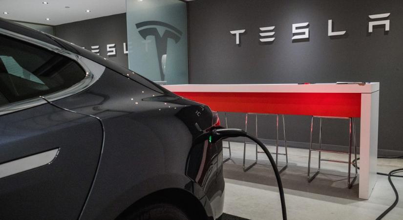 Főhet Elon Musk feje: ez a gyártó taszította le a Teslát a dobogó tetejéről