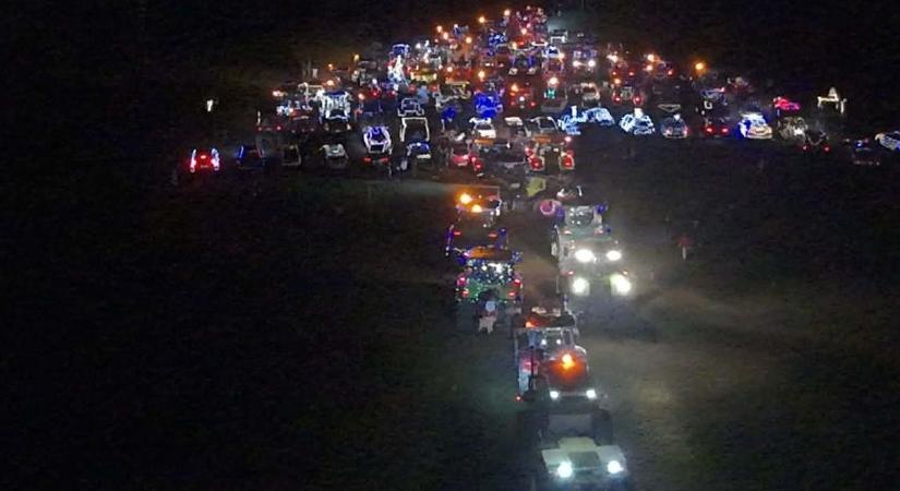 Mintegy száz traktorból álló, díszes konvoj haladt át Kunhegyesen