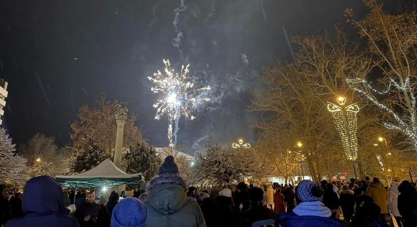 Mesebeli szilveszter Celldömölkön: hóesésben köszöntötték az új évet