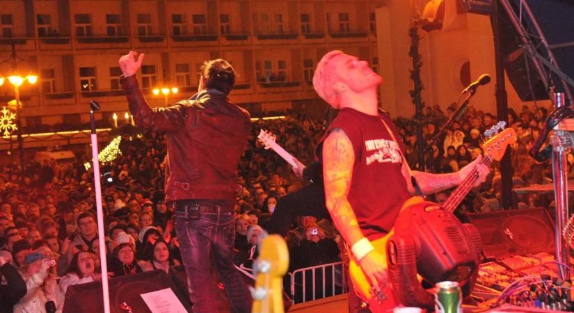 Fergeteges utcabál volt Kaposváron, a Hooligans húzta a talpalávalót