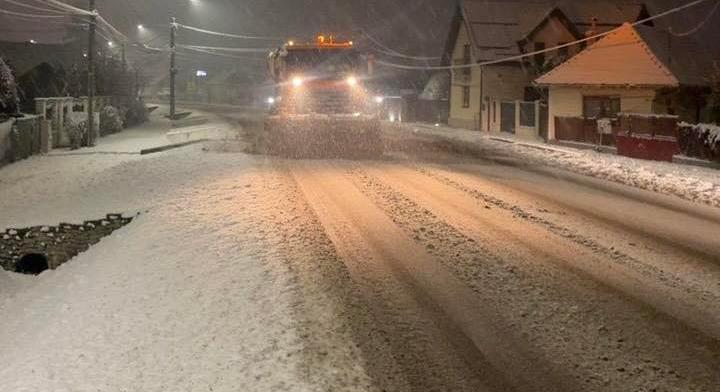 Hó lepte be az országot – Több országút járhatatlan kidőlt fák miatt