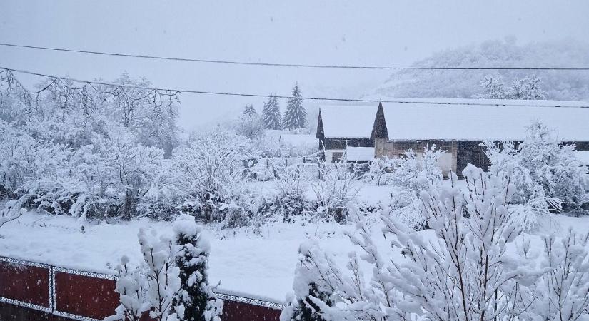 Hatalmas hópelyhek és havaseső: így indult a szombat - videó