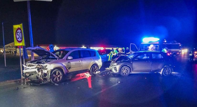 Három személyautó ütközött, többen megsérültek