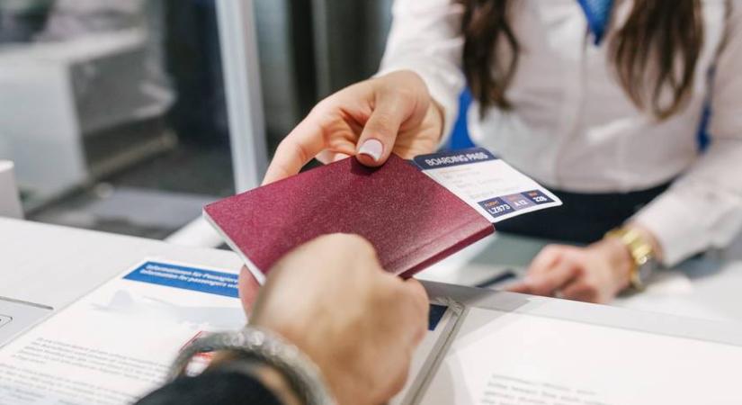Ezért nem mosolyoghatsz az útlevélfotón - Erre az okra nem gondolnál