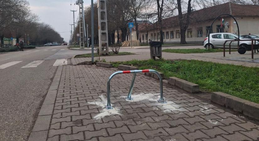 Eltűnt egy parkoló a forgalmas csomópontnál