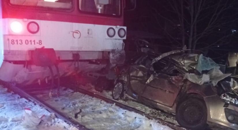 Személyautó és vonat ütközött, négy embert szállítottak kórházba