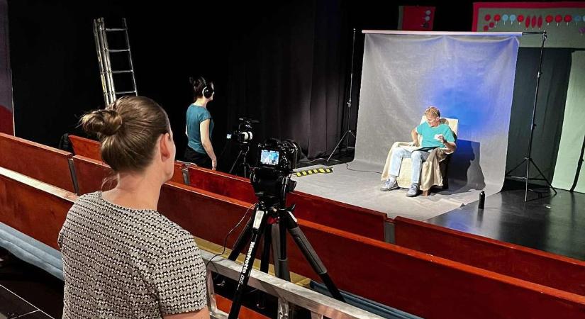 Meseboltos mesepéntek, avagy a mesélő tekintete - egy sajátosan kibomló térben és időben