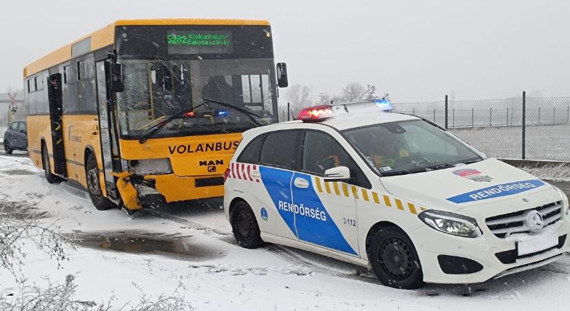 Balesetek az 53-as főúton: személyautó az árokban és összetört busz az úttesten – fotók