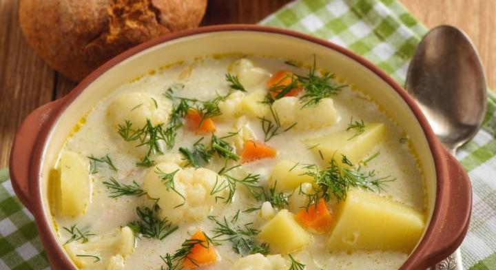 Tejszínes karfiolleves sok zöldséggel: tápláló és finom téli étel