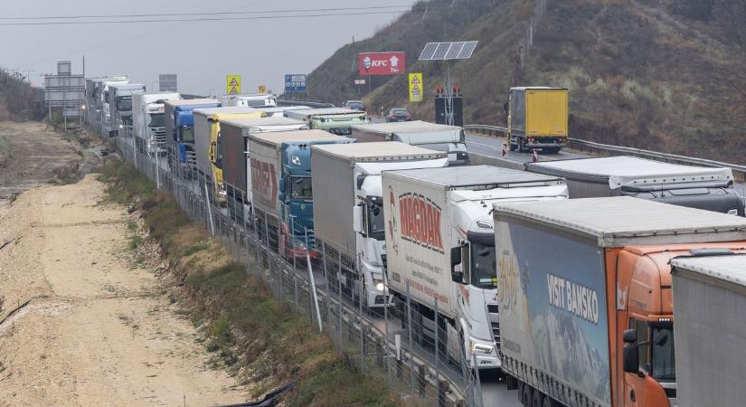 Baleset miatt már több kilométeres a torlódás az M1-esen