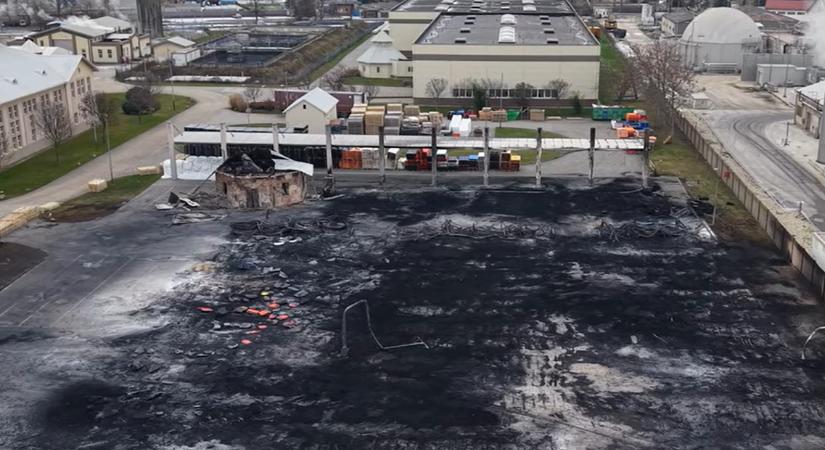 Csak korom és hamu: drónfelvétel az óvári raktártűz helyszínéről