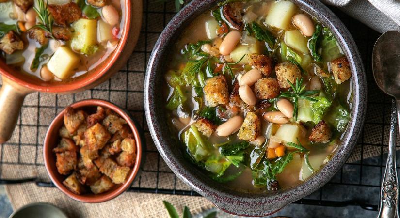 Tartalmas téli fogás: toszkán burgonyaleves babbal, kenyérkockákkal