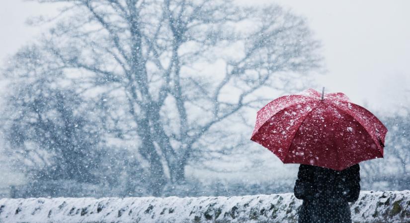 Nem semmi: itt már annyi hó esett, hogy fehérbe borult minden