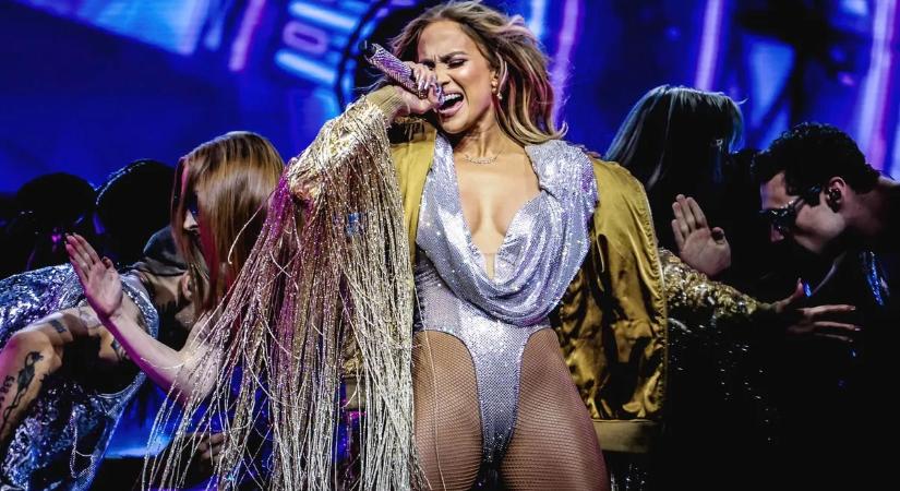 Forró tánc és mély dekoltázs – Jennifer Lopez nem fogta vissza magát
